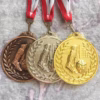Fußballmedaillen in Gold, Silber und Bronze in drei Farben