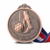 Auf den Bronzemedaillen spielt ein Fuß Fußball.