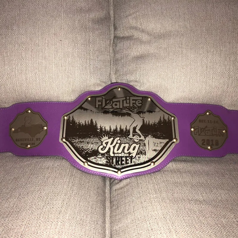 réplique de la ceinture de championnat floatife avec la ceinture violette