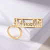 سلسلة مفاتيح بحروف ذهبية على خلفية بيضاء