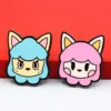 鮮やかな赤を背景に微笑む2人の愛らしい漫画のキャラクターが、魅力と遊び心を醸し出している。