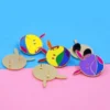 セットには6つのピンズがあり、それぞれがユニークな表情とデザインで、ピンズの顔は生き生きとしてカラフルだ。ピンのうち3つは裏面が見えるようになっている。