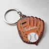 Un portachiavi personalizzato per guanti da baseball, con una personalizzazione unica, ideale per tifosi e giocatori.
