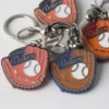 Un portachiavi personalizzato per guanti da baseball, con una personalizzazione unica, ideale per tifosi e giocatori.
