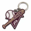 Un portachiavi con mazza da baseball e palla appoggiato su una superficie grigia, che mette in mostra un accessorio giocoso a tema sportivo.