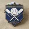 Gros plan sur une médaille en forme de balle de baseball et de batte, sur fond de tissu doux, mettant en valeur son design complexe.