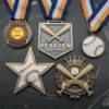 Collection de médailles représentant des balles de baseball, des battes et divers équipements sportifs.