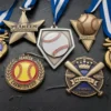 Collection de médailles représentant des balles de baseball, des battes et divers équipements sportifs.