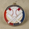 Gros plan sur une médaille en forme de balle de baseball et de batte, sur fond de tissu doux, mettant en valeur son design complexe.
