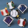 スポーツ愛好家やコレクターに最適な、ピン、バット、ボールの野球をテーマにしたピンセット。