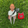 バスケットボール選手のピンがデザインされたゴルフ・ディボット・ツールで、スポーツの要素を組み合わせたユニークなアクセサリー。