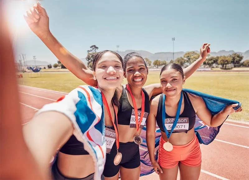 marathon finishers take photoes