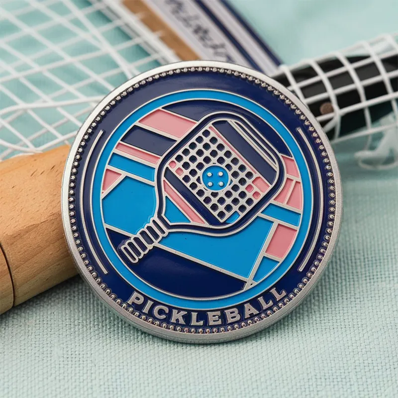 Une pièce de monnaie colorée pour le pickleball qui met en valeur l'essence de ce sport, idéale pour les fans et les joueurs qui veulent afficher leur passion.