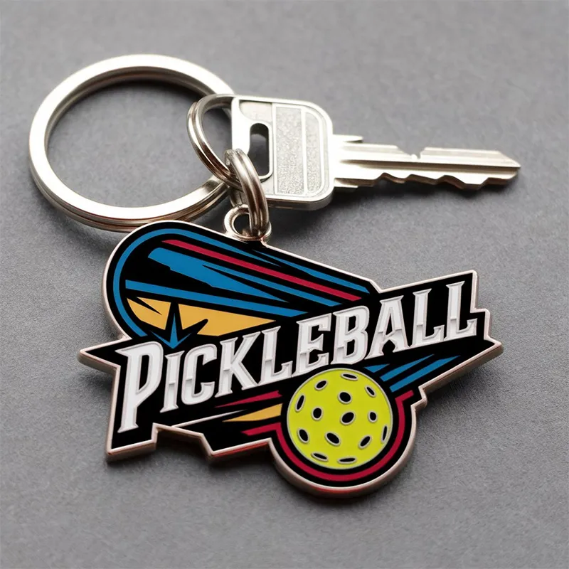 Un vibrante llavero de pickleball con un diseño de pickleball en miniatura, perfecto tanto para aficionados como para jugadores.