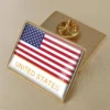 Épingle en or représentant le drapeau des États-Unis, symbole du patriotisme et de la fierté nationale.