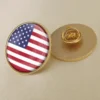Épingle en or représentant le drapeau des États-Unis, symbole du patriotisme et de la fierté nationale.