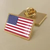 Épingle en or représentant le drapeau des États-Unis, symbole du patriotisme et de la fierté nationale.