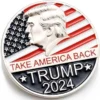 Eine Anstecknadel mit einem Bild von Donald Trump, das seine ikonische Frisur und seinen Ausdruck zeigt.