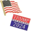 Eine Anstecknadel mit einem Bild von Donald Trump, das seine ikonische Frisur und seinen Ausdruck zeigt.