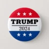 Eine Anstecknadel mit einem Bild von Donald Trump, das seine ikonische Frisur und seinen Ausdruck zeigt.