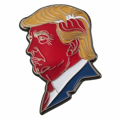 Un badge à épingles représentant Donald Trump, avec sa coiffure et son expression emblématiques.