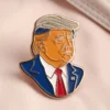 Eine Anstecknadel mit einem Bild von Donald Trump, das seine ikonische Frisur und seinen Ausdruck zeigt.