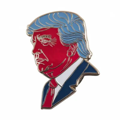 Un badge à épingles représentant Donald Trump, avec sa coiffure et son expression emblématiques.