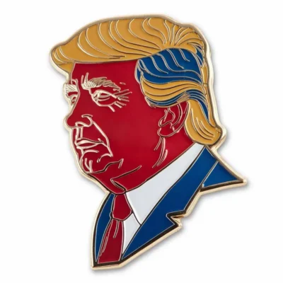 Un badge à épingles représentant Donald Trump, avec sa coiffure et son expression emblématiques.