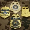 Индивидуальный значок ФБР с несколькими значками в повторяющемся узоре, демонстрирующий авторитет и дизайн правоохранительных органов.