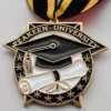 Individuelle Abschlussmedaille mit einem schwarz-goldenen Stern, der Leistung und Exzellenz symbolisiert.