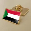 Goldene Reversnadel mit der Flagge des Sudan, die Nationalstolz und Identität symbolisiert.