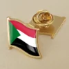 Goldene Reversnadel mit der Flagge des Sudan, die Nationalstolz und Identität symbolisiert.
