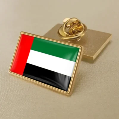 Anstecknadel mit der Flagge der Vereinigten Arabischen Emirate in leuchtenden Farben, die die nationale Identität und den Stolz der Vereinigten Arabischen Emirate repräsentiert.