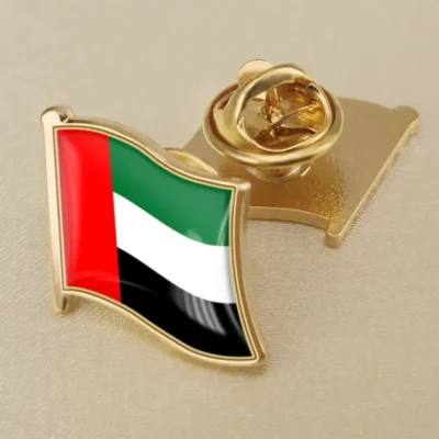 Spilla da bavero con bandiera degli Emirati Arabi Uniti, caratterizzata da colori vivaci che rappresentano l'identità e l'orgoglio nazionale degli Emirati Arabi Uniti.