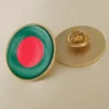 Alfiler de solapa con la bandera de Bangladesh en vivos colores, ideal para la distribución al por mayor y las exhibiciones patrióticas.