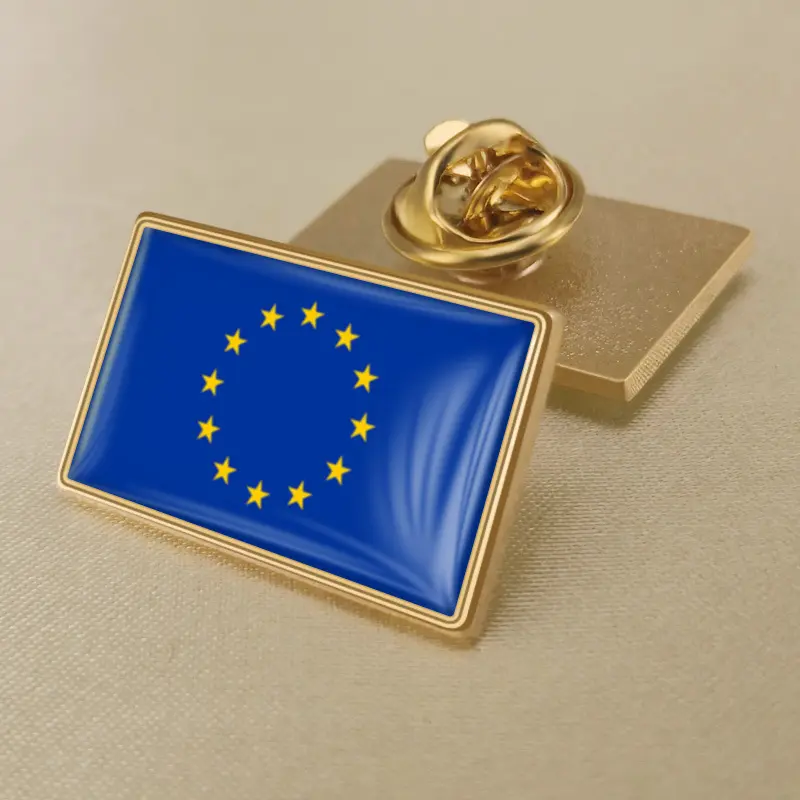 Pin dorado de la bandera de la Unión Europea sobre fondo blanco, ideal para la distribución al por mayor.