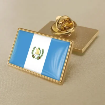 Gold pin featuring the flag of Guatemala, ideal for wholesale distribution and patriotic displays.