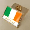 Un alfiler de solapa con la bandera de Irlanda, diseñado para quienes aprecian la herencia irlandesa junto a los alfileres con la bandera estadounidense.
