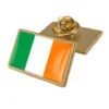 Un alfiler de solapa con la bandera de Irlanda, diseñado para quienes aprecian la herencia irlandesa junto a los alfileres con la bandera estadounidense.
