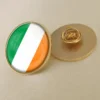 Un alfiler de solapa con la bandera de Irlanda, diseñado para quienes aprecian la herencia irlandesa junto a los alfileres con la bandera estadounidense.