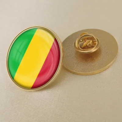 Gold flag pin featuring the colors of Mali, ideal for wholesale distribution and patriotic displays.