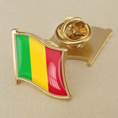 Gold flag pin featuring the colors of Mali, ideal for wholesale distribution and patriotic displays.