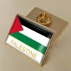 Alfiler de bandera de Palestina al por mayor sobre fondo neutro, con colores vivos y detalles de diseño.