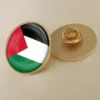 Alfiler de bandera de Palestina al por mayor sobre fondo neutro, con colores vivos y detalles de diseño.