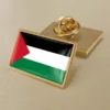Alfiler de bandera de Palestina al por mayor sobre fondo neutro, con colores vivos y detalles de diseño.