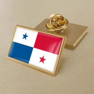 Gold pin featuring the flag of Panama, ideal for wholesale distribution and patriotic displays.