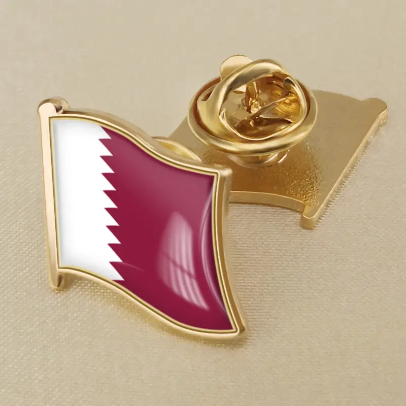 Épingle de revers du drapeau du Qatar aux couleurs éclatantes, idéale pour la distribution en gros et les expositions patriotiques.