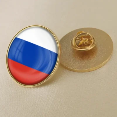 Gold pin featuring the Russian flag, ideal for wholesale distribution of Russian flag accessories.