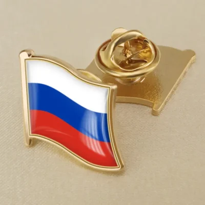 Gold pin featuring the Russian flag, ideal for wholesale distribution of Russian flag accessories.