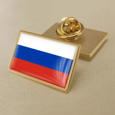 Gold pin featuring the Russian flag, ideal for wholesale distribution of Russian flag accessories.